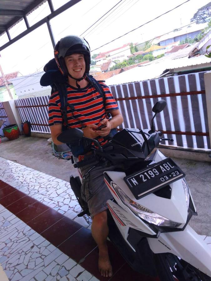 Bed and Breakfast Griya Backpacker Pak Yon Malang Zewnętrze zdjęcie